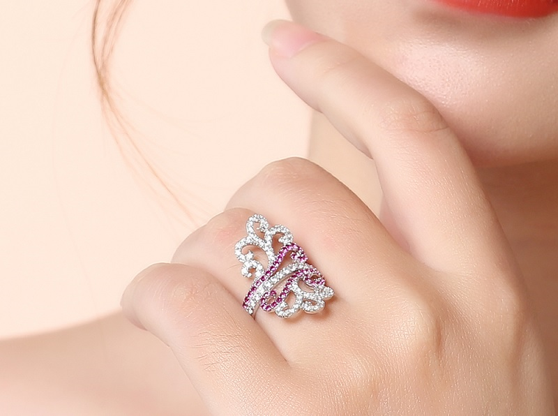 Nhẫn có thiết kế uyển chuyển, nhiều đường uốn lượn lạ mắt